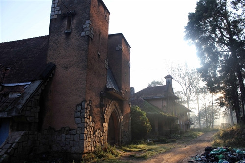 Công trình tuyệt đẹp đang bị bỏ hoang phế, xung quanh là những bãi rác. Công trình tuyệt đẹp đang bị bỏ hoang phế, xung quanh là những bãi rác.