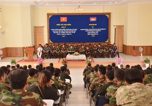 Các đại biểu tham quan Giảng đường được khánh thành. Ảnh: Chí Hùng - Minh Hưng - Chanh Đa -TTXVN