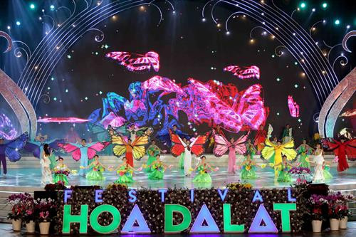 Festival hoa Đà Lạt lần thứ 8 năm 2019 có chủ đề "Đà Lạt và Hoa” với nhiều hoạt động nhằm tôn vinh giá trị của hoa, thương hiệu du lịch Đà Lạt - Lâm Đồng thu hút du khách trong nước và quốc tế đến với thành phố ngàn hoa. Ảnh: Nhật Anh Tuần văn hóa trà và tơ lụa Bảo Lộc - Lâm Đồng năm 2019 với chủ đề “Lung linh đêm hội B’lao” khai mạc tại Quảng trường 28/3, thành phố Bảo Lộc (Lâm Đồng). Ảnh: Đặng Tuấn Nằm trong khuôn khổ Festival hoa Đà Lạt năm 2019, tại Trường cao đẳng sư phạm Đà Lạt, tỉnh Lâm Đồng tổ chức tọa đàm “Hướng đến xây dựng thành phố Đà Lạt trở thành đô thị di sản”. Trong ảnh: Các đại biểu tham khảo kiến trúc thời Pháp thuộc. Ảnh: Chu Quốc Hùng Tiết mục nghệ thuật chào mừng thành công của Festival hoa Đà Lạt lần thứ 8 - 2019 tại Quảng trường Lâm Viên, thành phố Đà Lạt (Lâm Đồng). Ảnh: Nhật Anh Festival hoa Đà Lạt lần thứ 8 năm 2019 có chủ đề "Đà Lạt và Hoa” với nhiều hoạt động nhằm tôn vinh giá trị của hoa, thương hiệu du lịch Đà Lạt - Lâm Đồng thu hút du khách trong nước và quốc tế đến với thành phố ngàn hoa. Ảnh: Nhật Anh Tuần văn hóa trà và tơ lụa Bảo Lộc - Lâm Đồng năm 2019 với chủ đề “Lung linh đêm hội B’lao” khai mạc tại Quảng trường 28/3, thành phố Bảo Lộc (Lâm Đồng). Ảnh: Đặng Tuấn Nằm trong khuôn khổ Festival hoa Đà Lạt năm 2019, tại Trường cao đẳng sư phạm Đà Lạt, tỉnh Lâm Đồng tổ chức tọa đàm “Hướng đến xây dựng thành phố Đà Lạt trở thành đô thị di sản”. Trong ảnh: Các đại biểu tham khảo kiến trúc thời Pháp thuộc. Ảnh: Chu Quốc Hùng Tiết mục nghệ thuật chào mừng thành công của Festival hoa Đà Lạt lần thứ 8 - 2019 tại Quảng trường Lâm Viên, thành phố Đà Lạt (Lâm Đồng). Ảnh: Nhật Anh