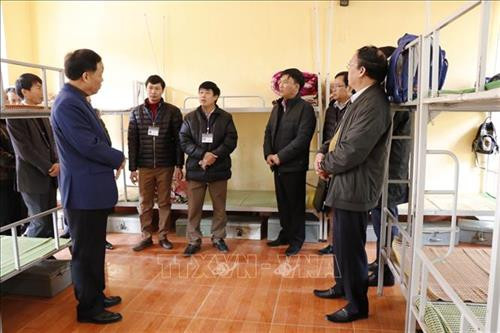 Đoàn lãnh đạo tỉnh Yên Bái kiểm tra công tác phòng chống rét cho học sinh tại trường Phổ thông dân tộc bán trú Tiểu học và THCS xã Chế Cu Nha, huyện Mù Cang Chải (Yên Bái) vào ngày 4/1/2019. Ảnh: Đinh Thùy-TTXVN Đoàn lãnh đạo tỉnh Yên Bái kiểm tra công tác phòng chống rét cho học sinh tại trường Phổ thông dân tộc bán trú Tiểu học và THCS xã Chế Cu Nha, huyện Mù Cang Chải (Yên Bái) vào ngày 4/1/2019. Ảnh: Đinh Thùy-TTXVN