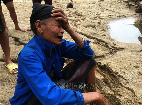 Người dân ra bờ suối mong người thân trở về sau trận lũ dữ. Ảnh: Trịnh Duy Hưng - TTXVN Người dân ra bờ suối mong người thân trở về sau trận lũ dữ. Ảnh: Trịnh Duy Hưng - TTXVN