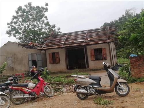 Mưa lốc khiến nhiều ngôi nhà tại thành phố Yên Bái, tỉnh Yên Bái bị tốc mái. Ảnh: TTXVN phát Mưa lốc khiến nhiều ngôi nhà tại thành phố Yên Bái, tỉnh Yên Bái bị tốc mái. Ảnh: TTXVN phát