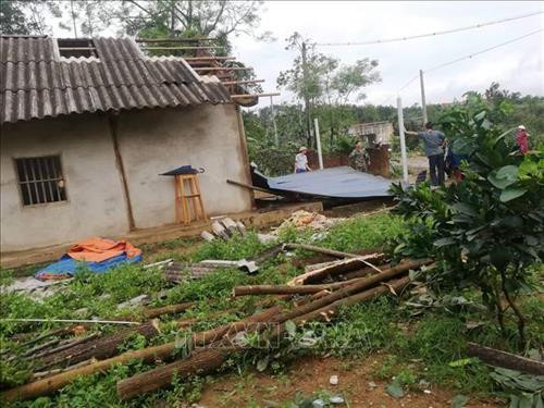 Mưa lốc khiến nhiều ngôi nhà tại thành phố Yên Bái, tỉnh Yên Bái bị tốc mái. Ảnh: TTXVN phát Mưa lốc khiến nhiều ngôi nhà tại thành phố Yên Bái, tỉnh Yên Bái bị tốc mái. Ảnh: TTXVN phát