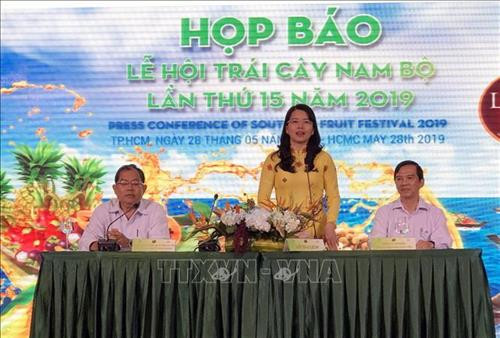 Đại diện Sở, ngành, hiệp hội giao lưu, giải đáp thắc mắc về Lễ hội. Ảnh: Mỹ Phương - TTXVN