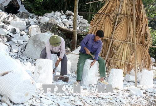 Nghề đục đá tại xã Minh Quang (Chiêm Hóa, Tuyên Quang). Ảnh: Văn Tý - TTXVN Nghề đục đá tại xã Minh Quang (Chiêm Hóa, Tuyên Quang). Ảnh: Văn Tý - TTXVN