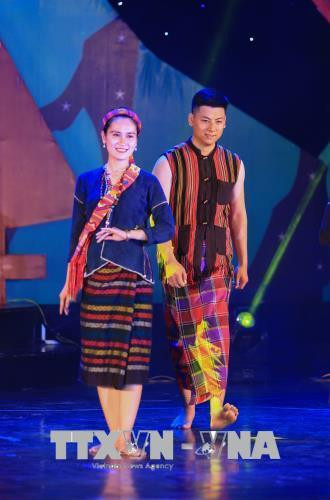 Phần trình diễn trang phục dân tộc Raglai đến từ tỉnh Khánh Hoà. Ảnh: Trọng Đạt -TTXVN Trang phục truyền thống của phụ nữ Raglai. Phần trình diễn trang phục dân tộc Mông đến từ tỉnh Nghệ An. Ảnh: Trọng Đạt -TTXVN