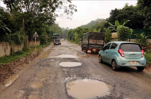 Những ổ voi, ổ gà trên đường ĐT 186 ảnh hưởng các phương tiện tham gia giao thông. Ảnh: Quang Đán – TTXVN Những ổ voi, ổ gà trên đường ĐT 186 ảnh hưởng các phương tiện tham gia giao thông. Ảnh: Quang Đán – TTXVN