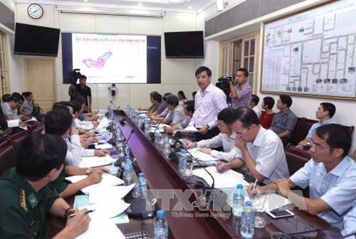 Sáng 13/9/2017, tại Hà Nội, Ban Chỉ đạo Trung ương về Phòng, chống thiên tai tổ chức họp triển khai ứng phó với cơn bão số 10 (tên quốc tế là Doksuri). Trong ảnh: Trưởng Ban dự báo Khí tượng Thủy văn Trung ương Hoàng Đức Cường báo cáo về diễn biến của cơn bão số 10. Ảnh: Vũ Sinh - TTXVN Sáng 13/9/2017, tại Hà Nội, Ban Chỉ đạo Trung ương về Phòng, chống thiên tai tổ chức họp triển khai ứng phó với cơn bão số 10 (tên quốc tế là Doksuri). Trong ảnh: Trưởng Ban dự báo Khí tượng Thủy văn Trung ương Hoàng Đức Cường báo cáo về diễn biến của cơn bão số 10. Ảnh: Vũ Sinh - TTXVN