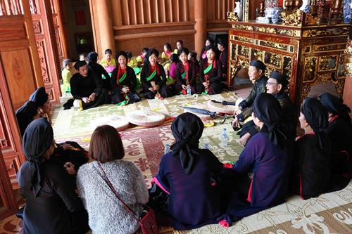Đối với các em nhỏ, các cô không chỉ chọn những bài Quan họ truyền thống mà còn cập nhật những bài hát lời mới, những tập tục, nét đẹp văn hóa của người Quan họ. Đối với các em nhỏ, các cô không chỉ chọn những bài Quan họ truyền thống mà còn cập nhật những bài hát lời mới, những tập tục, nét đẹp văn hóa của người Quan họ.