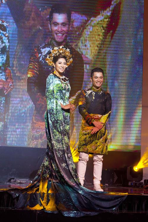 Nhà thiết kế Nhật Dũng và hoa hậu Đặng Phương Thảo bên trang phục áo dài đấu giá thành công để gây quỹ khuyến học.