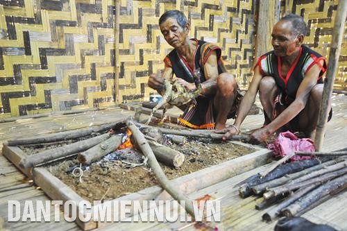 Già Ram giới thiệu về các tác phẩm truyền thống do làng Bông thực hiện. Ảnh: Dư Toán Cùng nhau chuẩn bị cho buổi lễ. Ảnh: Dư Toán