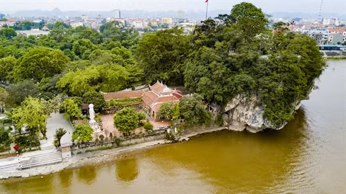 Chùa Non Nước - một ngôi chùa cổ kính được xây dựng từ thời vua Lý Nhân Tông.