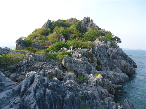 Đá sa thạch tạo thành những vách núi đẹp mắt. Ảnh: Võ Minh Trí