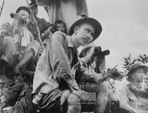 Chủ tịch Hồ Chí Minh tại mặt trận Đông Khê trong Chiến dịch Biên giới năm 1950. Ảnh tư liệu TTXVN Chủ tịch Hồ Chí Minh tại mặt trận Đông Khê trong Chiến dịch Biên giới năm 1950. Ảnh tư liệu TTXVN