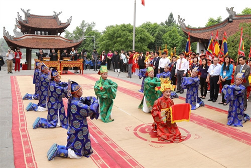 Đội tế xã Chu Hóa (thành phố Việt Trì) thực hiện các nghi lễ truyền thống tại buổi lễ dâng hương tại Đền Đức Quốc Tổ Lạc Long Quân.