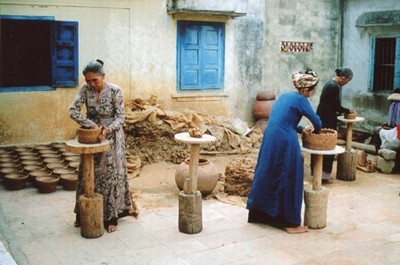 Các sản phẩm gốm bàn xoay của người Chăm rất nổi tiếng và phổ biến ở miền Trung. Phụ nữ giữ vai trò quan trọng trong việc tạo ra các sản phẩm đó. Ảnh minh họa: Internet. Các sản phẩm gốm bàn xoay của người Chăm rất nổi tiếng và phổ biến ở miền Trung. Phụ nữ giữ vai trò quan trọng trong việc tạo ra các sản phẩm đó. Ảnh minh họa: Internet.