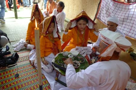 Thầy cả sư làm thủ tục cắt tóc cho các thiếu nữ