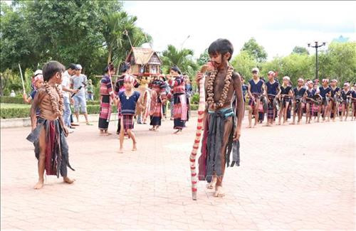 Tiết mục biểu diễn cồng chiêng tại Ngày hội du lịch. Ảnh: Hoài Nam – TTXVN Tiết mục biểu diễn cồng chiêng tại Ngày hội du lịch. Ảnh: Hoài Nam – TTXVN