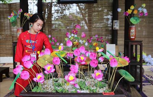 Không gian trưng bày, giới thiệu sản phẩm Hoa sen giấy của Thừa Thiên-Huế. Ảnh: Hồ Cầu-TTXVN Không gian trưng bày, giới thiệu sản phẩm dệt zèng của Thừa Thiên-Huế. Ảnh: Hồ Cầu-TTXVN Không gian trưng bày, giới thiệu sản phẩm lụa từ tơ cây sen của nghệ nhân đến từ Hà Nội. Ảnh: Hồ Cầu-TTXVN Không gian trưng bày, giới thiệu sản phẩm Hoa sen giấy của Thừa Thiên-Huế. Ảnh: Hồ Cầu-TTXVN Không gian trưng bày, giới thiệu sản phẩm dệt zèng của Thừa Thiên-Huế. Ảnh: Hồ Cầu-TTXVN Không gian trưng bày, giới thiệu sản phẩm lụa từ tơ cây sen của nghệ nhân đến từ Hà Nội. Ảnh: Hồ Cầu-TTXVN