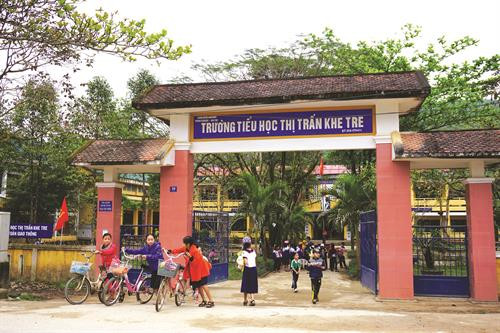 Cao su là cây làm giàu ở huyện Nam Đông, tạo kỳ tích trong việc xóa đói giảm nghèo, xây dựng nông thôn mới Tuyến đường Hồ Chí Minh đoạn qua xã Hương Lộc, huyện Nam Đông đang trong quá trình xây dựng. Tuyến đường hoàn thành sẽ tạo điều kiện thuận lợi cho đồng bào đi lại Trường mầm non xã Hương Sơn, huyện Nam Đông vừa được xây mới khang trang hơn Nhiều hộ đồng bào trong huyện đã có thu nhập ổn định nhờ nghề ươm giống cây rừng Nhiều năm qua, huyện Nam Đông tập trung xây dựng, nâng cấp hệ thống trường học