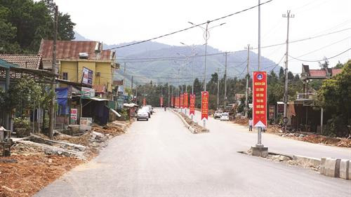 Nhiều tuyến đường nội thị, nhiều công trình hạ tầng được chỉnh trang..., từng bước đáp ứng yêu cầu phát triển kinh tế - xã hội của huyện