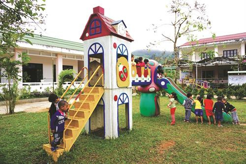 Cao su là cây làm giàu ở huyện Nam Đông, tạo kỳ tích trong việc xóa đói giảm nghèo, xây dựng nông thôn mới Tuyến đường Hồ Chí Minh đoạn qua xã Hương Lộc, huyện Nam Đông đang trong quá trình xây dựng. Tuyến đường hoàn thành sẽ tạo điều kiện thuận lợi cho đồng bào đi lại Trường mầm non xã Hương Sơn, huyện Nam Đông vừa được xây mới khang trang hơn Nhiều hộ đồng bào trong huyện đã có thu nhập ổn định nhờ nghề ươm giống cây rừng Nhiều năm qua, huyện Nam Đông tập trung xây dựng, nâng cấp hệ thống trường học