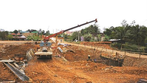 Cao su là cây làm giàu ở huyện Nam Đông, tạo kỳ tích trong việc xóa đói giảm nghèo, xây dựng nông thôn mới Tuyến đường Hồ Chí Minh đoạn qua xã Hương Lộc, huyện Nam Đông đang trong quá trình xây dựng. Tuyến đường hoàn thành sẽ tạo điều kiện thuận lợi cho đồng bào đi lại Trường mầm non xã Hương Sơn, huyện Nam Đông vừa được xây mới khang trang hơn Nhiều hộ đồng bào trong huyện đã có thu nhập ổn định nhờ nghề ươm giống cây rừng Nhiều năm qua, huyện Nam Đông tập trung xây dựng, nâng cấp hệ thống trường học