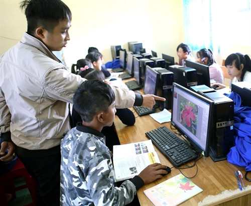 Giờ học thực hành trên máy tính của học sinh lớp 8, trường Trung học cơ sở Ch'Ré, xã Đa Quyn, huyện Đức Trọng. Xã đạt chuẩn Nông thôn mới năm 2015. Ảnh: Vũ Sinh – TTXVN