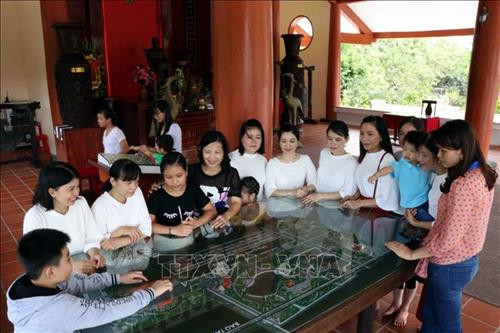 Khách tham quan Khu tưởng niệm Chủ tịch Hồ Chí Minh tại tỉnh Cà Mau. Ảnh: Kim Há-TTXVN Khách tham quan Khu tưởng niệm Chủ tịch Hồ Chí Minh tại tỉnh Cà Mau. Ảnh: Kim Há-TTXVN