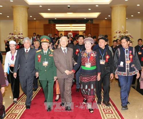 Tổng Bí thư Nguyễn Phú Trọng với các đại biểu người có uy tín, nhân sĩ trí thức, doanh nhân dân tộc thiểu số tiêu biểu toàn quốc. Ảnh: Trí Dũng-TTXVN.