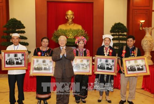 Tổng Bí thư Nguyễn Phú Trọng tặng bức ảnh cho các đại biểu người có uy tín, nhân sĩ trí thức, doanh nhân dân tộc thiểu số tiêu biểu toàn quốc. Ảnh: Trí Dũng-TTXVN.