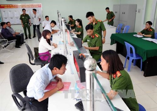 Hướng dẫn, tiếp nhận, giải quyết thủ tục hồ sơ của doanh nghiệp đăng ký phòng cháy chữa cháy tại Cảnh sát PCCC Tp. Hồ Chí Minh. Ảnh: An Hiếu - TTXVN Hướng dẫn, tiếp nhận, giải quyết thủ tục hồ sơ của doanh nghiệp đăng ký phòng cháy chữa cháy tại Cảnh sát PCCC Tp. Hồ Chí Minh. Ảnh: An Hiếu - TTXVN