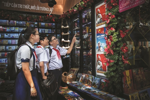 Các em học sinh tham quan triển lãm “Hoàng Sa, Trường Sa là của Việt Nam” tại đường sách Thành phố Hồ Chí Minh Các em học sinh tham quan triển lãm “Hoàng Sa, Trường Sa là của Việt Nam” tại đường sách Thành phố Hồ Chí Minh