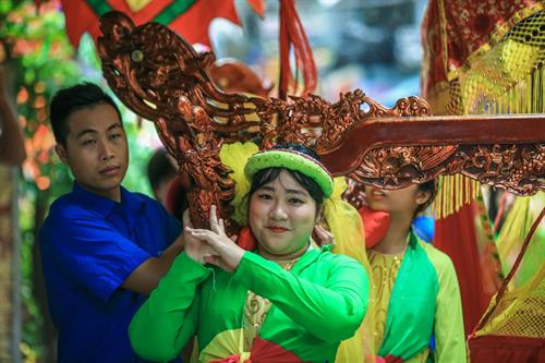 Rước kiệu trong ngày lễ hội. Ảnh: Trọng Đạt – TTXVN