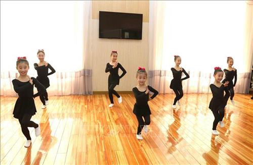 Thủ đô Bình Nhưỡng ngày nay mang một dáng vẻ hiện đại. Ảnh: Phương Hoa – TTXVN Những ngôi nhà cao tầng được sơn nhiều màu sắc mang dáng vẻ hiện đại cho Thủ đô Bình Nhưỡng. Ảnh: Phương Hoa- TTXVN Toàn cảnh thành phố Bình Nhưỡng nhìn từ trên cao. Ảnh: Phương Hoa – TTXVN Tiết mục hòa nhạc của Dàn nhạc Công Huân quốc gia Triều Tiên. Ảnh: Phương Hoa – TTXVN Đúng dịp sinh nhật của Chủ tịch Kim Nhật Thành, Triển lãm hoa được tổ chức tại Thủ đô Bình Nhưỡng. Ảnh: Phương Hoa – TTXVN Một gia đình Triều Tiên tham quan Triển lãm hoa Kim Nhật Thành. Ảnh: Phương Hoa – TTXVN Phụ nữ Triều Tiên mặc trang phục truyền thống vào xem Triển lãm hoa Kim Nhật Thành. Ảnh: Phương Hoa – TTXVN Người dân Triều Tiên xếp hàng vào xem Triển lãm hoa Kim Nhật Thành. Ảnh: Phương Hoa – TTXVN Một ngôi nhà truyền thống bên cạnh những công trình hiện đại. Ảnh: Phương Hoa – TTXVN Người dân và thiếu niên Triều Tiên đến vui chơi ở công viên. Ảnh: Phương Hoa – TTXVN Ngày cuối tuần, người dân Triều Tiên đến vui chơi ở các công viên nổi tiếng. Ảnh: Phương Hoa – TTXVN Một gian hàng dược phẩm ở Bình Nhưỡng. Ảnh: Phương Hoa – TTXVN Học sinh học môn thể thao yêu thích ở trường học. Ảnh: Phương Hoa – TTXVN Lớp học âm nhạc của học sinh Triều Tiên. Ảnh: Phương Hoa – TTXVN Lớp dạy lập trình tại Cung Học sinh Thiếu niên Vạn Cảnh Đài. Ảnh: Phương Hoa – TTXVN Triều Tiên rất chú trọng đến việc phát triển toàn diện con người, học sinh được tham gia các lớp học nghệ thuật. Ảnh: Phương Hoa- TTXVN Học sinh Triều Tiên học viết thư pháp. Ảnh: Phương Hoa – TTXVN Một cặp vợ chồng sắp cưới chụp ảnh trước Bảo tàng Chiến thắng Chiến tranh Giải phóng Tổ quốc. Ảnh: Phương Hoa – TTXVN Người dân xếp hàng trật tự lên phương tiện giao thông công cộng. Ảnh: Phương Hoa- TTXVN Cung Thái Dương Kumsusan-nơi an nghỉ của Chủ tịch Kim Nhật Thành và Kim Jong - Il. Ảnh: Phương Hoa – TTXVN Nhà ga trung tâm ở Thủ đô Bình Nhưỡng. Ảnh: Phương Hoa – TTXVN Tòa nhà Quốc hội ở Thủ đô Bình Nhưỡng. Ảnh: Phương Hoa – TTXVN Ngoài phương tiện giao thông công cộng, người dân Bình Nhưỡng thường xuyên sử dụng xe đạp. Ảnh: Phương Hoa – TTXVN Hoa nở trên đường phố cùng với những ngôi nhà cao tầng mang nhiều màu sắc rực rỡ. Ảnh: Phương Hoa – TTXVN Tượng "Vạn Lý Mã" - bức tượng nổi tiếng ở Bình Nhưỡng. Ảnh: Phương Hoa – TTXVN Những dãy phố với công trình kiến trúc hiện đại được xây dựng ở Bình Nhưỡng. Ảnh: Phương Hoa – TTXVN Nhiều chung cư cao tầng được xây dựng phục vụ chỗ ở cho người dân ở Thủ đô Bình Nhưỡng. Ảnh: Phương Hoa – TTXVN Khải Hoàn Môn - một công trình nổi tiếng ở Bình Nhưỡng. Ảnh: Phương Hoa – TTXVN Tháp Chủ thể cao 170 m là Tượng đài về học thuyết tự lực tự cường ở Triều Tiên. Ảnh: Phương Hoa – TTXVN Một công trình kiến trúc truyền thống của Triều Tiên tại Thủ đô Bình Nhưỡng. Ảnh: Phương Hoa – TTXVN Quảng trường Kim Nhật Thành, nơi tổ chức các sự kiện lớn của Triều Tiên. Ảnh: Phương Hoa – TTXVN Pin năng lượng mặt trời được sử dụng ở nhiều nơi tại Thủ đô Bình Nhưỡng. Ảnh: Phương Hoa – TTXVN Ô tô điện là phương tiện giao thông công cộng phổ biển ở Bình Nhưỡng. Ảnh: Phương Hoa – TTXVN Nhà ga Bình Nhưỡng nhìn từ trên cao. Ảnh: Phương Hoa – TTXVN Tòa nhà Ryugyong cao 330m ở Thủ đô Bình Nhưỡng. Ảnh: Phương Hoa – TTXVN Một công trình lịch sử ở Thủ đô Bình Nhưỡng. Ảnh: Phương Hoa – TTXVN Học sinh mầm non được cô giáo dẫn đi dã ngoại. Ảnh: Phương Hoa – TTXVN Thủ đô Bình Nhưỡng nhìn từ trên cao. Ảnh: Phương Hoa – TTXVN Khu Chang Jong, nơi tập trung nhiều nhà cao tầng. Ảnh: Phương Hoa – TTXVN Thủ đô Bình Nhưỡng ngày nay mang một dáng vẻ hiện đại. Ảnh: Phương Hoa – TTXVN Những ngôi nhà cao tầng được sơn nhiều màu sắc mang dáng vẻ hiện đại cho Thủ đô Bình Nhưỡng. Ảnh: Phương Hoa- TTXVN Toàn cảnh thành phố Bình Nhưỡng nhìn từ trên cao. Ảnh: Phương Hoa – TTXVN Tiết mục hòa nhạc của Dàn nhạc Công Huân quốc gia Triều Tiên. Ảnh: Phương Hoa – TTXVN Đúng dịp sinh nhật của Chủ tịch Kim Nhật Thành, Triển lãm hoa được tổ chức tại Thủ đô Bình Nhưỡng. Ảnh: Phương Hoa – TTXVN Một gia đình Triều Tiên tham quan Triển lãm hoa Kim Nhật Thành. Ảnh: Phương Hoa – TTXVN Phụ nữ Triều Tiên mặc trang phục truyền thống vào xem Triển lãm hoa Kim Nhật Thành. Ảnh: Phương Hoa – TTXVN Người dân Triều Tiên xếp hàng vào xem Triển lãm hoa Kim Nhật Thành. Ảnh: Phương Hoa – TTXVN Một ngôi nhà truyền thống bên cạnh những công trình hiện đại. Ảnh: Phương Hoa – TTXVN Người dân và thiếu niên Triều Tiên đến vui chơi ở công viên. Ảnh: Phương Hoa – TTXVN Ngày cuối tuần, người dân Triều Tiên đến vui chơi ở các công viên nổi tiếng. Ảnh: Phương Hoa – TTXVN Một gian hàng dược phẩm ở Bình Nhưỡng. Ảnh: Phương Hoa – TTXVN Học sinh học môn thể thao yêu thích ở trường học. Ảnh: Phương Hoa – TTXVN Lớp học âm nhạc của học sinh Triều Tiên. Ảnh: Phương Hoa – TTXVN Lớp dạy lập trình tại Cung Học sinh Thiếu niên Vạn Cảnh Đài. Ảnh: Phương Hoa – TTXVN Triều Tiên rất chú trọng đến việc phát triển toàn diện con người, học sinh được tham gia các lớp học nghệ thuật. Ảnh: Phương Hoa- TTXVN Học sinh Triều Tiên học viết thư pháp. Ảnh: Phương Hoa – TTXVN Một cặp vợ chồng sắp cưới chụp ảnh trước Bảo tàng Chiến thắng Chiến tranh Giải phóng Tổ quốc. Ảnh: Phương Hoa – TTXVN Người dân xếp hàng trật tự lên phương tiện giao thông công cộng. Ảnh: Phương Hoa- TTXVN Cung Thái Dương Kumsusan-nơi an nghỉ của Chủ tịch Kim Nhật Thành và Kim Jong - Il. Ảnh: Phương Hoa – TTXVN Nhà ga trung tâm ở Thủ đô Bình Nhưỡng. Ảnh: Phương Hoa – TTXVN Tòa nhà Quốc hội ở Thủ đô Bình Nhưỡng. Ảnh: Phương Hoa – TTXVN Ngoài phương tiện giao thông công cộng, người dân Bình Nhưỡng thường xuyên sử dụng xe đạp. Ảnh: Phương Hoa – TTXVN Hoa nở trên đường phố cùng với những ngôi nhà cao tầng mang nhiều màu sắc rực rỡ. Ảnh: Phương Hoa – TTXVN Tượng "Vạn Lý Mã" - bức tượng nổi tiếng ở Bình Nhưỡng. Ảnh: Phương Hoa – TTXVN Những dãy phố với công trình kiến trúc hiện đại được xây dựng ở Bình Nhưỡng. Ảnh: Phương Hoa – TTXVN Nhiều chung cư cao tầng được xây dựng phục vụ chỗ ở cho người dân ở Thủ đô Bình Nhưỡng. Ảnh: Phương Hoa – TTXVN Khải Hoàn Môn - một công trình nổi tiếng ở Bình Nhưỡng. Ảnh: Phương Hoa – TTXVN Tháp Chủ thể cao 170 m là Tượng đài về học thuyết tự lực tự cường ở Triều Tiên. Ảnh: Phương Hoa – TTXVN Một công trình kiến trúc truyền thống của Triều Tiên tại Thủ đô Bình Nhưỡng. Ảnh: Phương Hoa – TTXVN Quảng trường Kim Nhật Thành, nơi tổ chức các sự kiện lớn của Triều Tiên. Ảnh: Phương Hoa – TTXVN Pin năng lượng mặt trời được sử dụng ở nhiều nơi tại Thủ đô Bình Nhưỡng. Ảnh: Phương Hoa – TTXVN Ô tô điện là phương tiện giao thông công cộng phổ biển ở Bình Nhưỡng. Ảnh: Phương Hoa – TTXVN Nhà ga Bình Nhưỡng nhìn từ trên cao. Ảnh: Phương Hoa – TTXVN Tòa nhà Ryugyong cao 330m ở Thủ đô Bình Nhưỡng. Ảnh: Phương Hoa – TTXVN Một công trình lịch sử ở Thủ đô Bình Nhưỡng. Ảnh: Phương Hoa – TTXVN Học sinh mầm non được cô giáo dẫn đi dã ngoại. Ảnh: Phương Hoa – TTXVN Thủ đô Bình Nhưỡng nhìn từ trên cao. Ảnh: Phương Hoa – TTXVN Khu Chang Jong, nơi tập trung nhiều nhà cao tầng. Ảnh: Phương Hoa – TTXVN