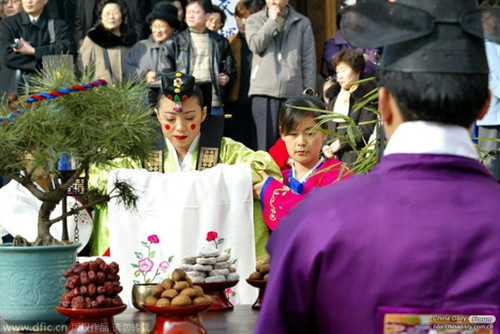 Ở Hàn Quốc, phụ nữ có gia đình thường có cuộc sống vất vả do chồng họ thường không giúp vợ làm việc nhà hay chăm sóc con cái. Các ông chồng thường dành nhiều thời gian để tham gia các hoạt động xã hội bên ngoài. Ở Hàn Quốc, phụ nữ có gia đình thường có cuộc sống vất vả do chồng họ thường không giúp vợ làm việc nhà hay chăm sóc con cái. Các ông chồng thường dành nhiều thời gian để tham gia các hoạt động xã hội bên ngoài.