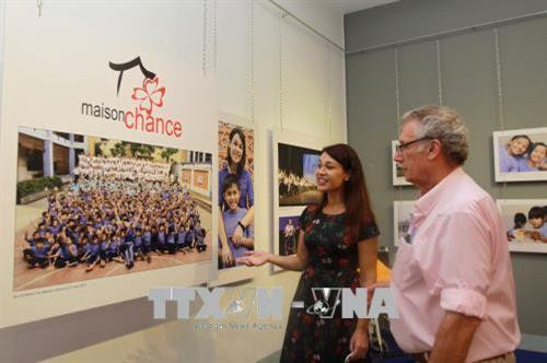 Triển lãm gồm 300 ảnh màu do nghệ sĩ nhiếp ảnh McFreddy thực hiện tại đồng bằng sông Cửu Long và Thành phố Hồ Chí Minh trong giai đoạn 2005-2017 với nội dung miêu tả về phong cảnh, đất nước con người Việt Nam. Ảnh: Thanh Vũ - TTXVN