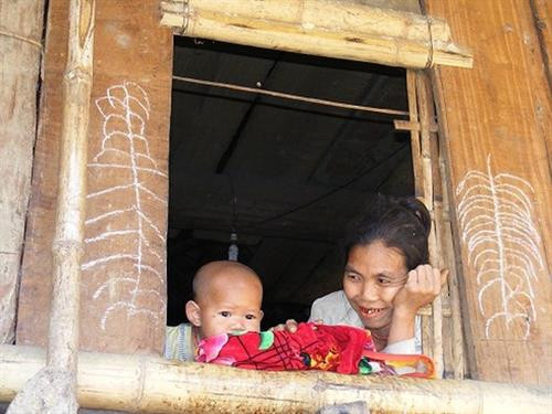 Bà và cháu bên cửa sổ