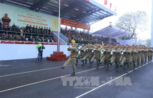 Đặc công Việt Nam nhào lộn, dùng cổ ấn cong mũi giáo ảnh 6