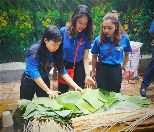 Giới thiệu các sản phẩm thân thiện với môi trường dùng để đóng gói thực phẩm. Ảnh: Tuấn Anh – TTXVN