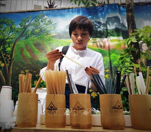 Du khách xem các sản phẩm ống hút thân thiện với môi trường. Ảnh: Tuấn Anh – TTXVN