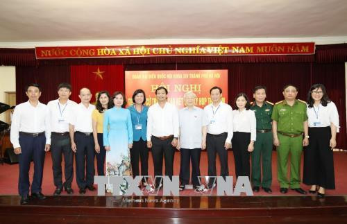 Tổng Bí thư Nguyễn Phú Trọng với các đại biểu tại quận Cầu Giấy. Ảnh: Trí Dũng –TTXVN