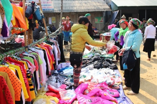 Quần áo rét - mặt hàng không thể thiếu trong những phiên chợ mùa đông. Quần áo rét - mặt hàng không thể thiếu trong những phiên chợ mùa đông.