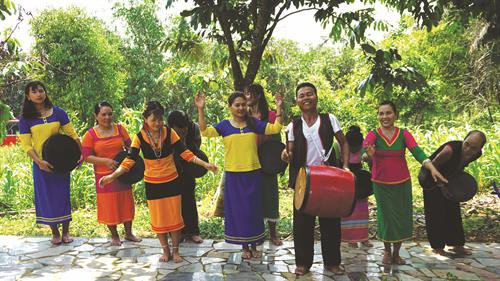 Kết thúc lễ cưới, người Raglai cùng nhau nhảy múa vũ điệu truyền thống chúc mừng đôi vợ chồng trẻ. Ảnh: Nam Sương