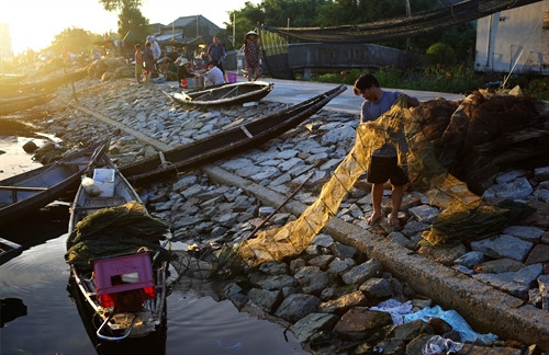 Thuyền cập bến . Thuyền cập bến .