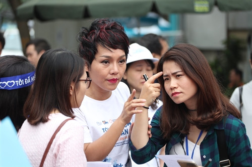 Ca sỹ Thái Thùy Linh cùng các đồng nghiệp tổ chức chương trình. Ảnh: Quốc Đỉnh