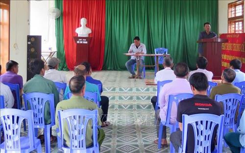 Một buổi sinh hoạt chi bộ tại bản Hoa 1, xã Tân Lập, huyện Mộc Châu. Ảnh: Hữu Quyết - TTXVN Một buổi sinh hoạt chi bộ tại bản Hoa 1, xã Tân Lập, huyện Mộc Châu. Ảnh: Hữu Quyết - TTXVN