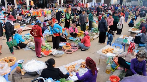 Chợ phiên với đầy đủ sắc màu