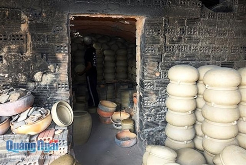 Để có mẻ gốm đạt chất lượng khâu quan trọng nhất là nung gốm, muốn gốm "chín" đều người thợ phải biết cách xem lửa và dừng đúng lúc.