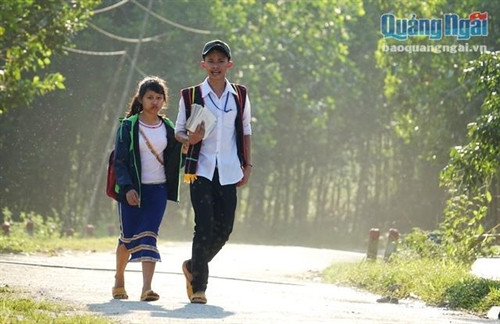 Các em học sinh đến trường trong trang phục truyền thống của đồng bào Co.